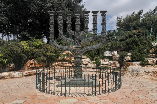 IL CANDELABRO EBRAICO – La Menorah E La Hanukkiya